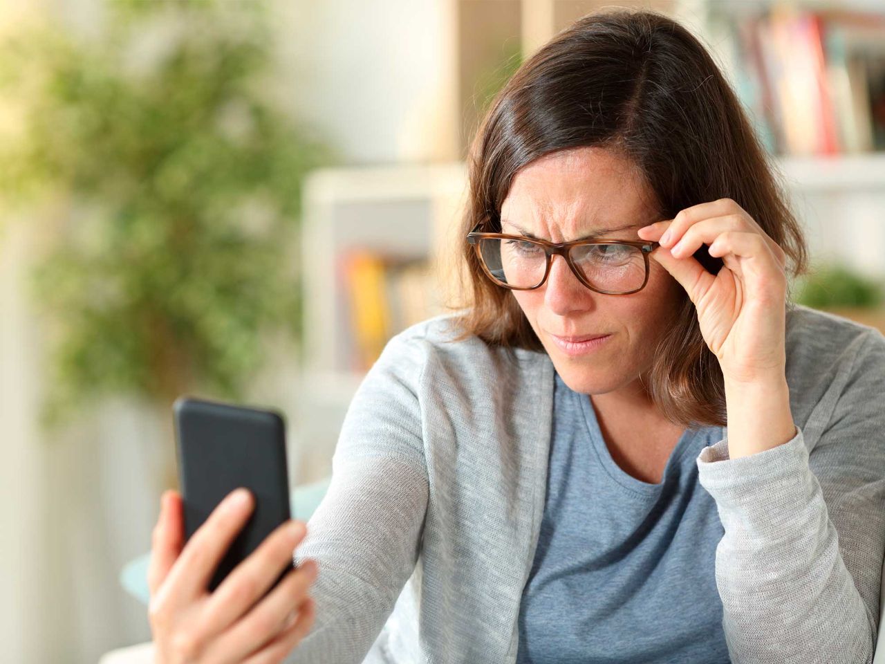 Woman_Glasses_reading_Phone_2000x1500.jpg